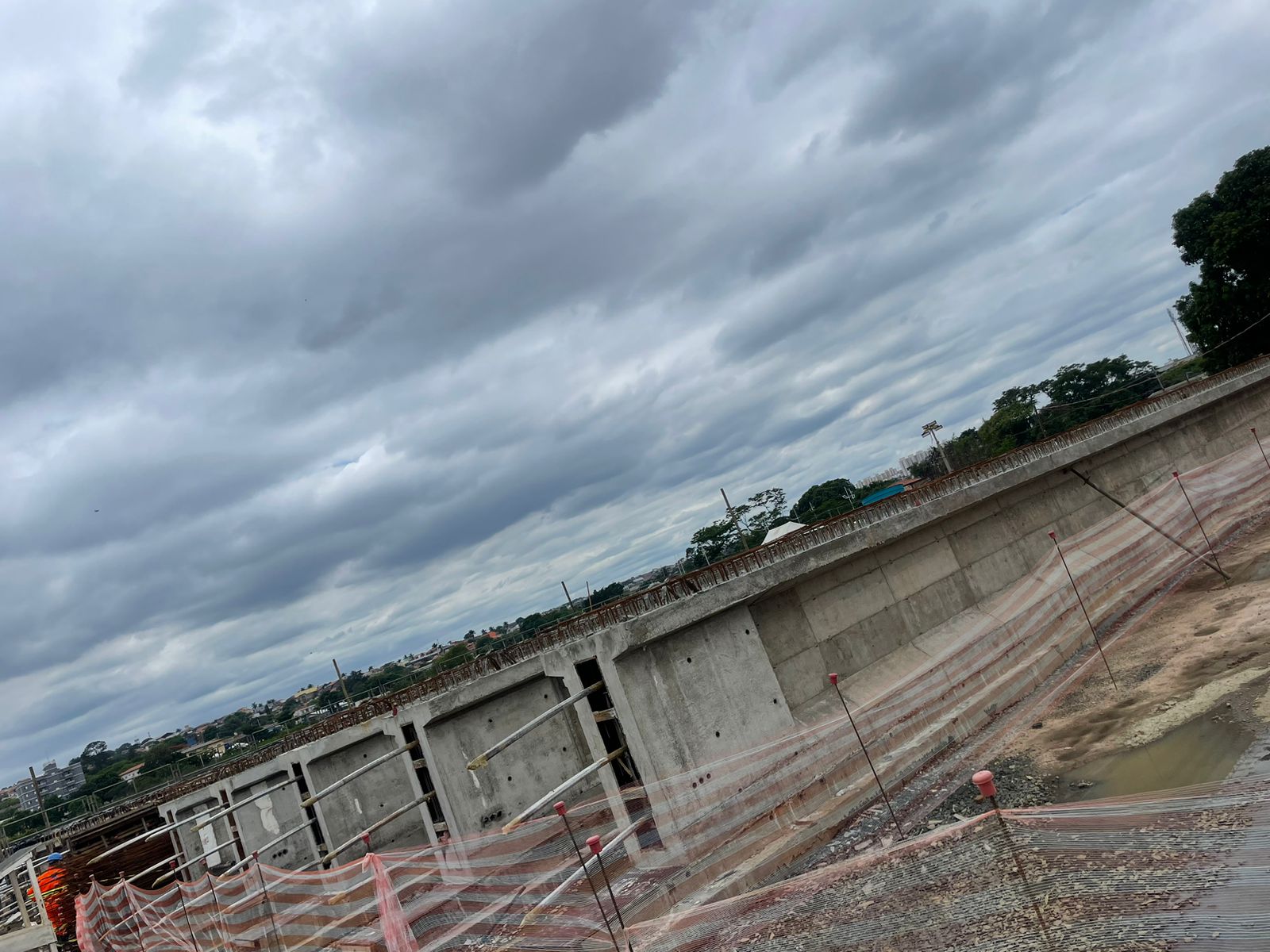 Estrutura de concreto sob céu nublado