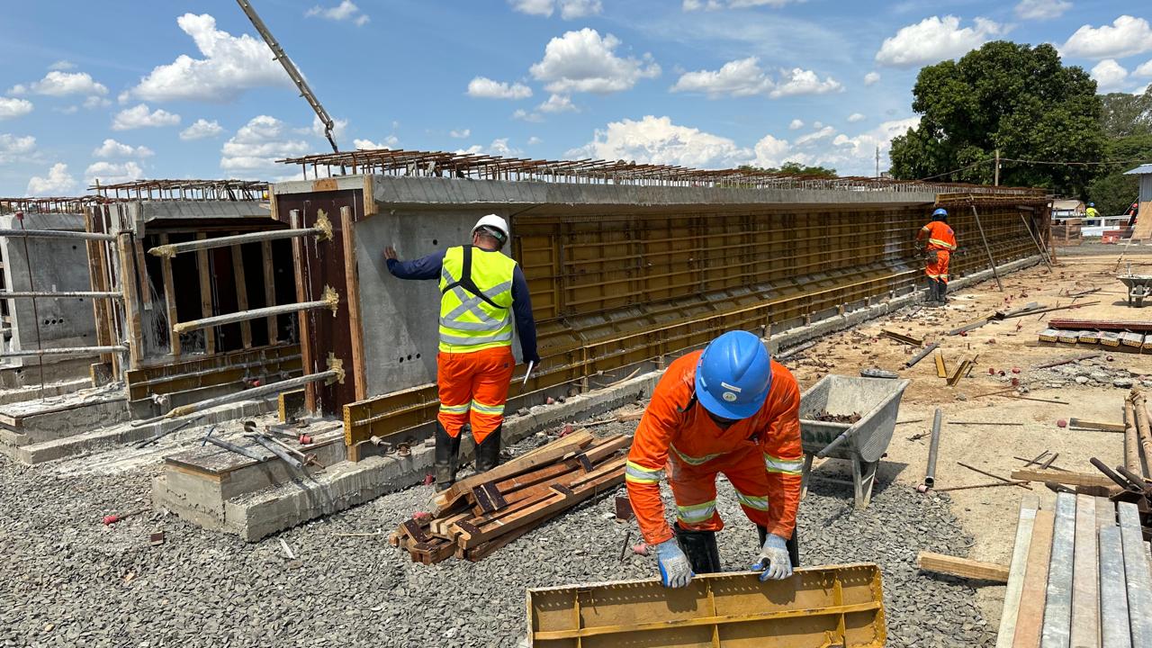 Equipe trabalhando em viga de concreto armado