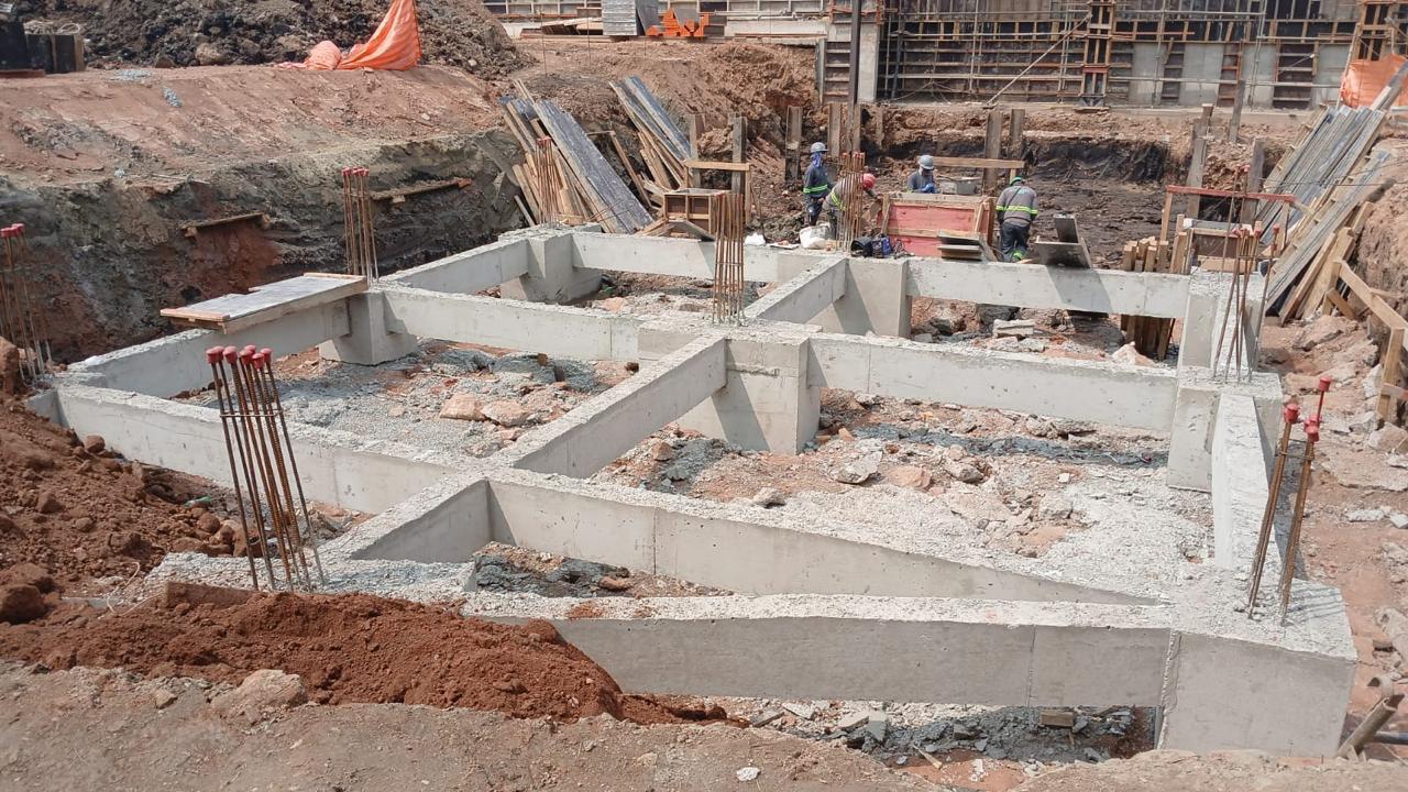 Fundação de concreto em canteiro de obras