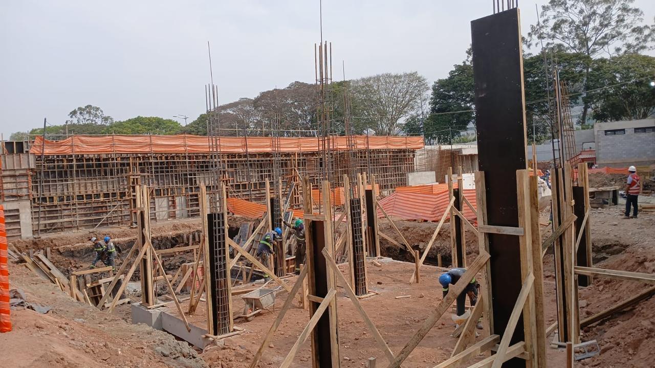 Interior de túnel em construção com andaimes